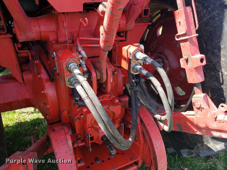 image for item EN9856 1981 International 986 tractor