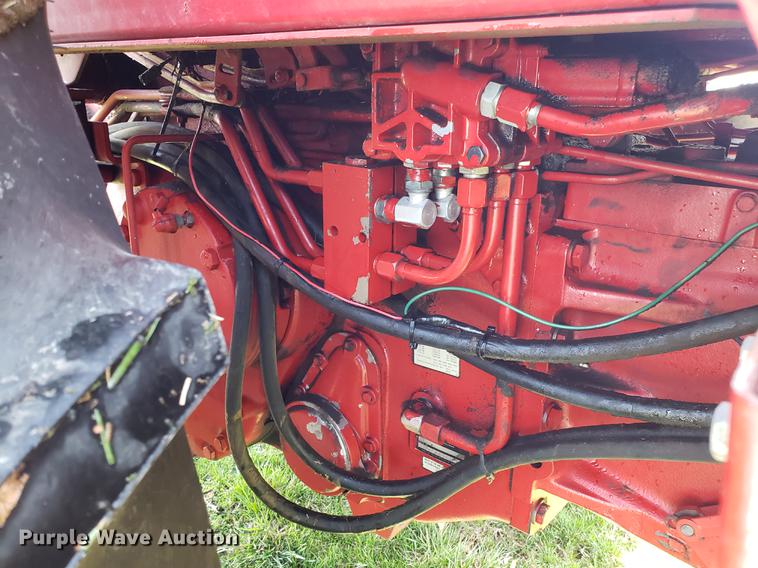 image for item EN9856 1981 International 986 tractor