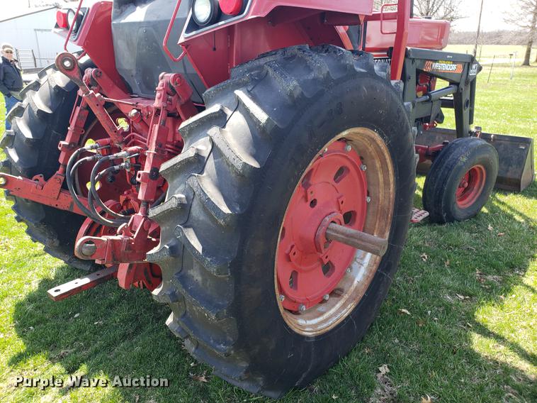 image for item EN9856 1981 International 986 tractor