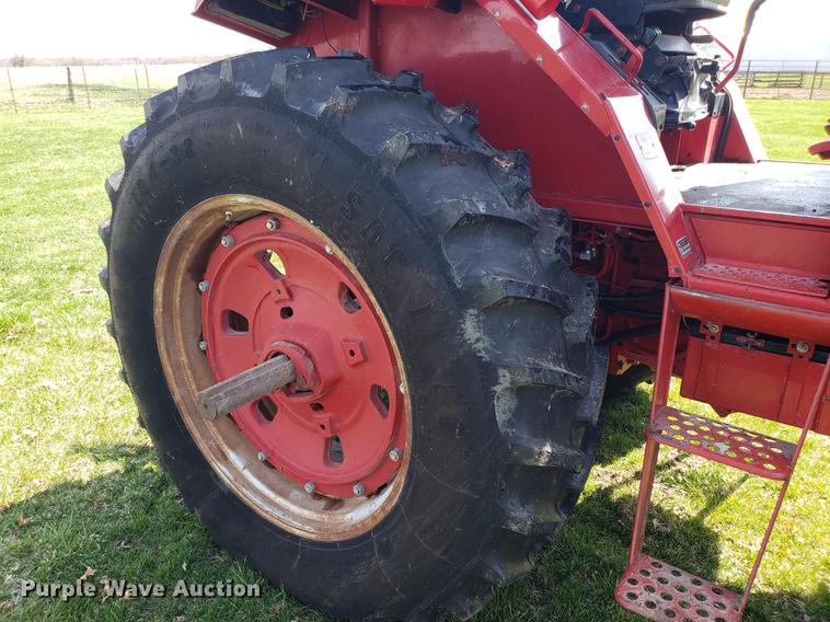 image for item EN9856 1981 International 986 tractor