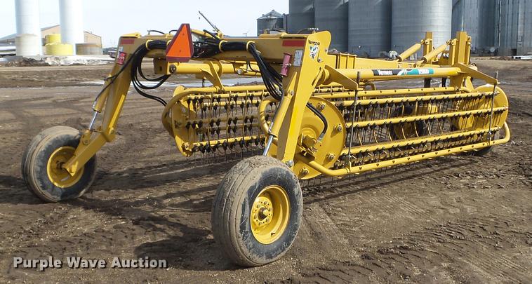 image for item EW9981 Vermeer R2800 hay rake
