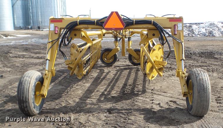 image for item EW9981 Vermeer R2800 hay rake