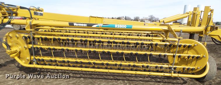 image for item EW9981 Vermeer R2800 hay rake