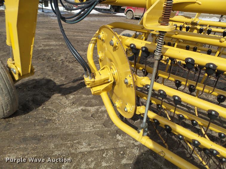 image for item EW9981 Vermeer R2800 hay rake