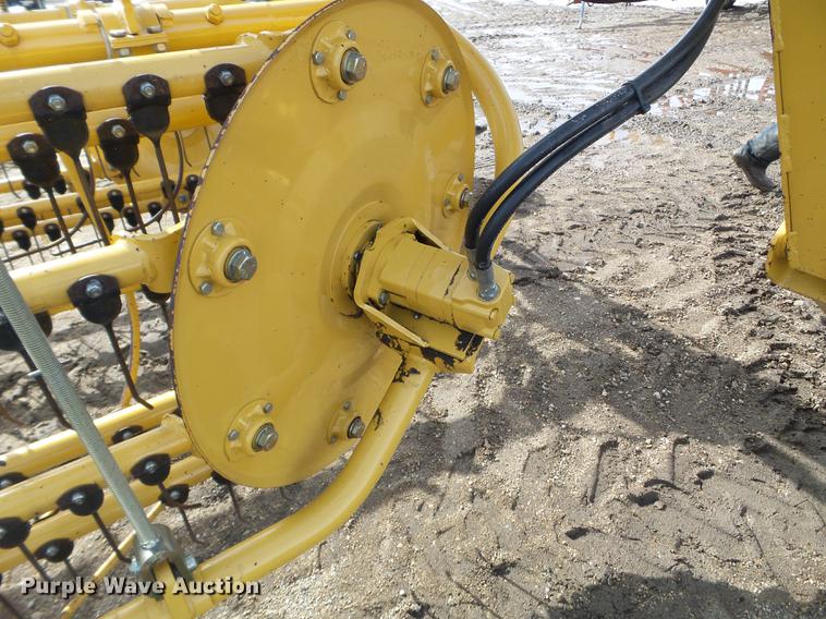 image for item EW9981 Vermeer R2800 hay rake
