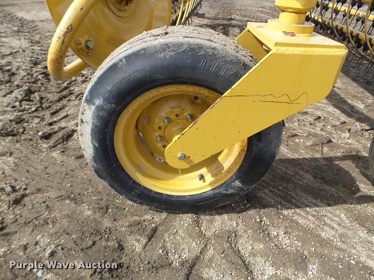 image for item EW9981 Vermeer R2800 hay rake