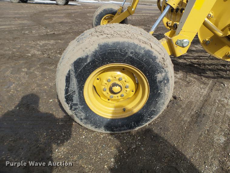 image for item EW9981 Vermeer R2800 hay rake