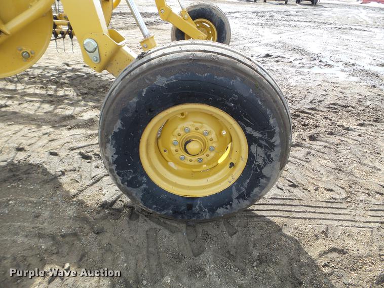 image for item EW9981 Vermeer R2800 hay rake