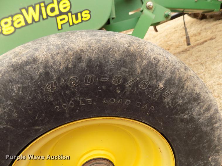 image for item FA9516 2009 John Deere 568 Mega Wide Plus round baler