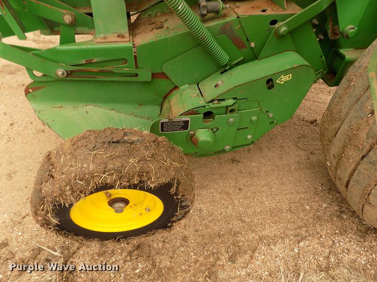 image for item FA9517 2007 John Deere 568 Mega Wide Plus round baler