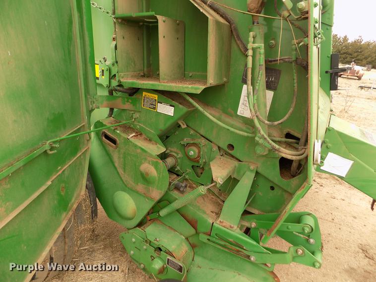 image for item FA9517 2007 John Deere 568 Mega Wide Plus round baler
