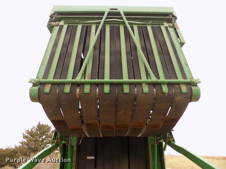 image for item FA9517 2007 John Deere 568 Mega Wide Plus round baler