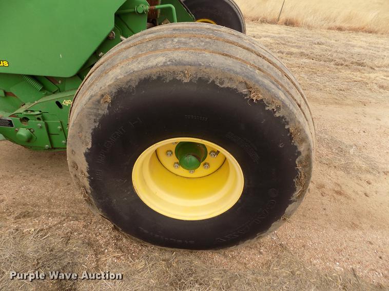 image for item FA9517 2007 John Deere 568 Mega Wide Plus round baler