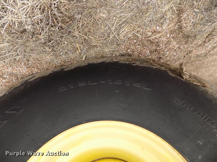 image for item FA9517 2007 John Deere 568 Mega Wide Plus round baler