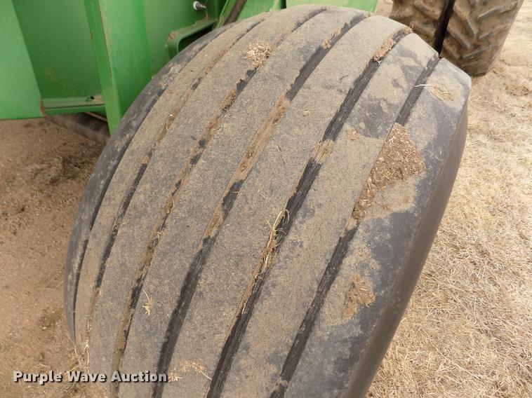 image for item FA9517 2007 John Deere 568 Mega Wide Plus round baler