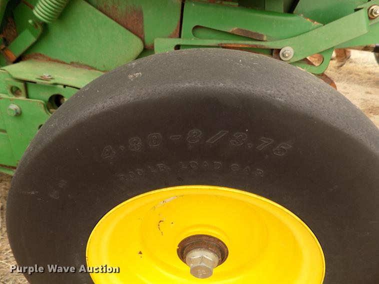 image for item FA9517 2007 John Deere 568 Mega Wide Plus round baler