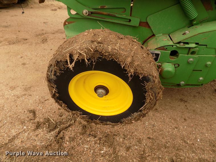 image for item FA9517 2007 John Deere 568 Mega Wide Plus round baler