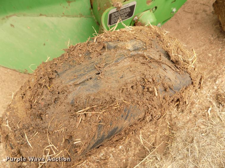 image for item FA9517 2007 John Deere 568 Mega Wide Plus round baler