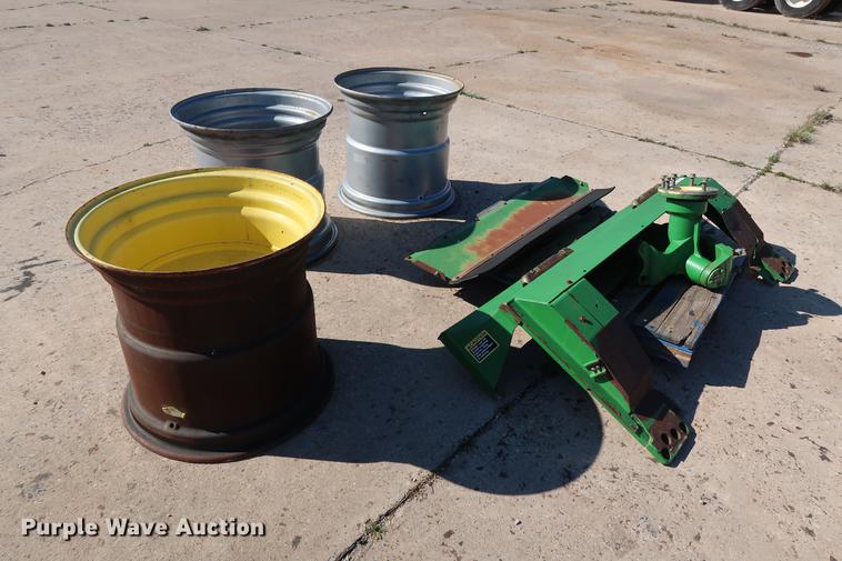 image for item FE9601 (3) John Deere 28L-26 wheels and spindle