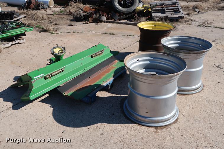 image for item FE9601 (3) John Deere 28L-26 wheels and spindle