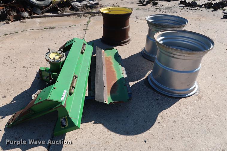 image for item FE9601 (3) John Deere 28L-26 wheels and spindle