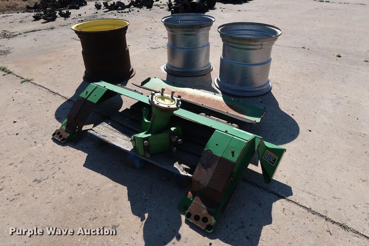 image for item FE9601 (3) John Deere 28L-26 wheels and spindle