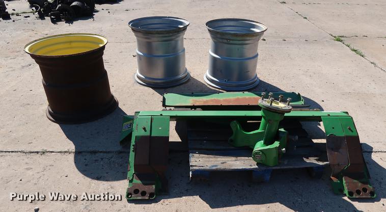 image for item FE9601 (3) John Deere 28L-26 wheels and spindle