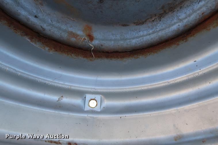 image for item FE9601 (3) John Deere 28L-26 wheels and spindle