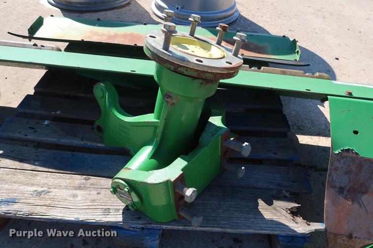 image for item FE9601 (3) John Deere 28L-26 wheels and spindle