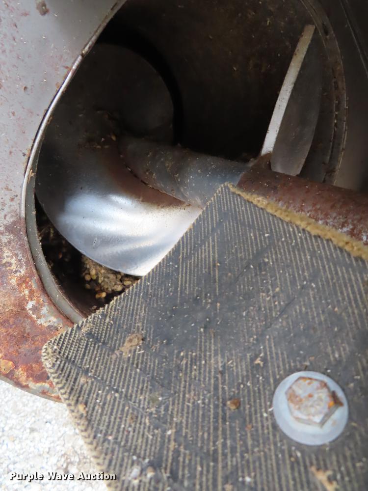 image for item L1485 2009 Challenger 670B RWA combine