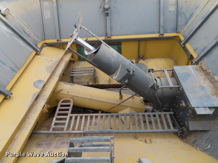 image for item L1485 2009 Challenger 670B RWA combine