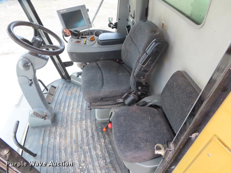 image for item L1485 2009 Challenger 670B RWA combine