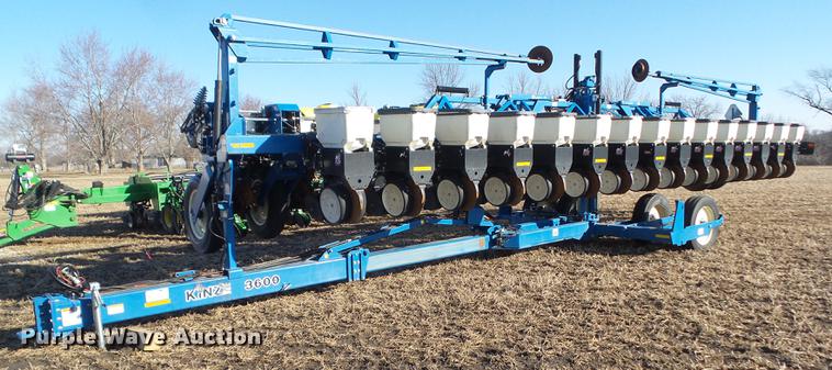image for item L5739 2002 Kinze 3600 split row planter