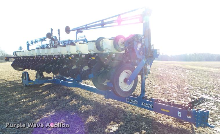 image for item L5739 2002 Kinze 3600 split row planter