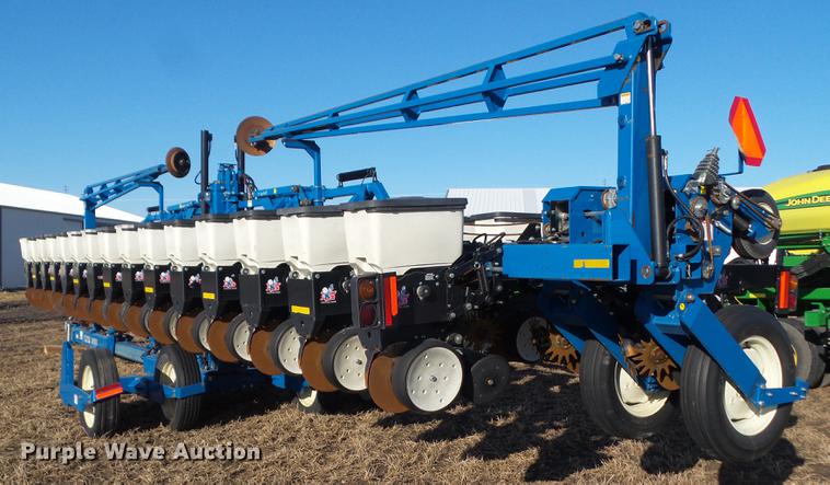 image for item L5739 2002 Kinze 3600 split row planter