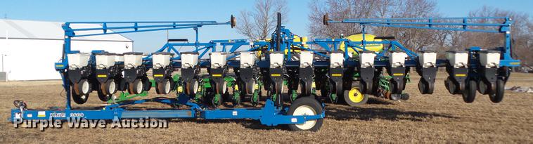 image for item L5739 2002 Kinze 3600 split row planter