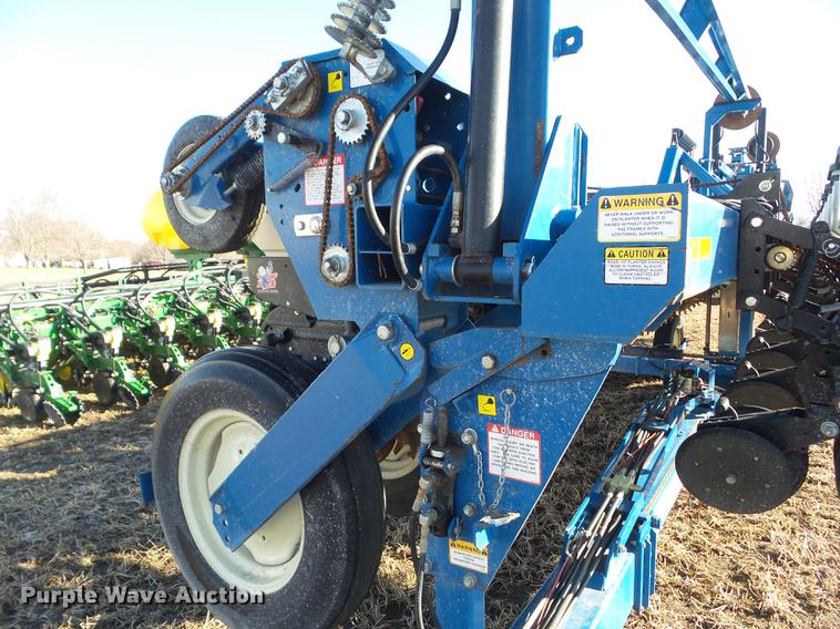 image for item L5739 2002 Kinze 3600 split row planter