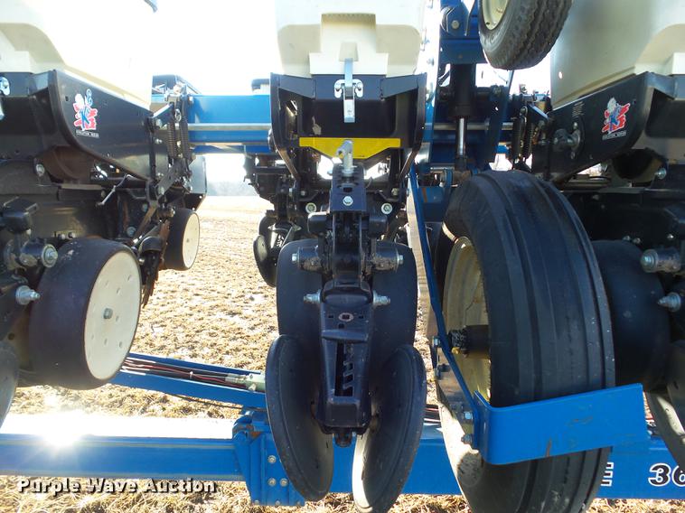 image for item L5739 2002 Kinze 3600 split row planter