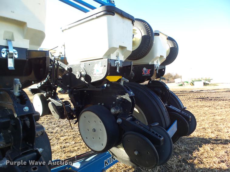 image for item L5739 2002 Kinze 3600 split row planter