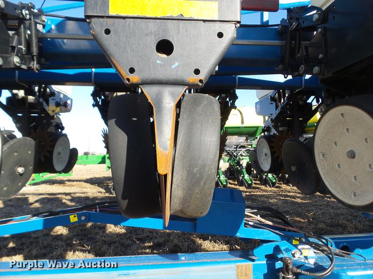 image for item L5739 2002 Kinze 3600 split row planter