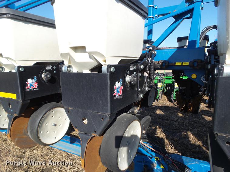 image for item L5739 2002 Kinze 3600 split row planter