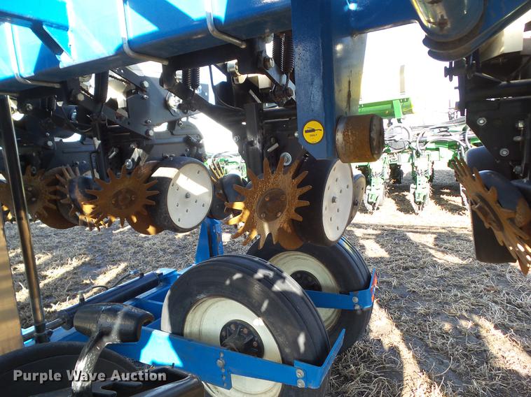 image for item L5739 2002 Kinze 3600 split row planter