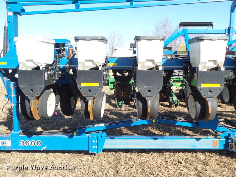 image for item L5739 2002 Kinze 3600 split row planter