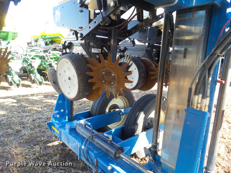 image for item L5739 2002 Kinze 3600 split row planter