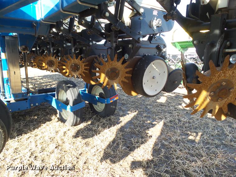 image for item L5739 2002 Kinze 3600 split row planter
