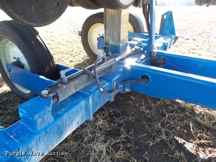 image for item L5739 2002 Kinze 3600 split row planter