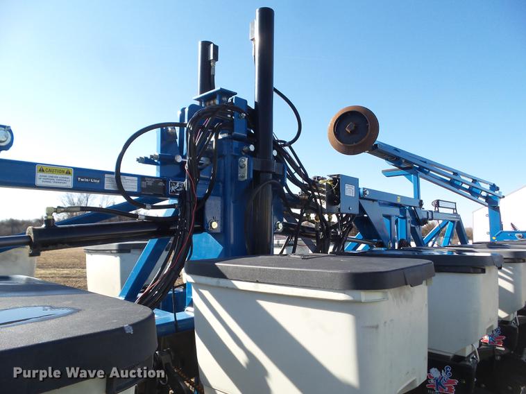 image for item L5739 2002 Kinze 3600 split row planter