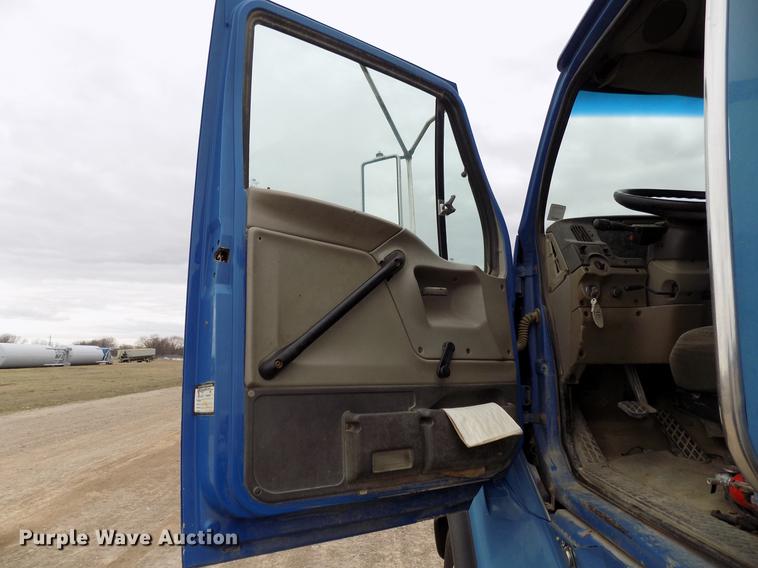 image for item DD3646 2002 Sterling L-Line semi truck