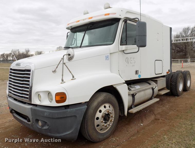 image for item DD3648 2007 Freightliner Century Class semi truck