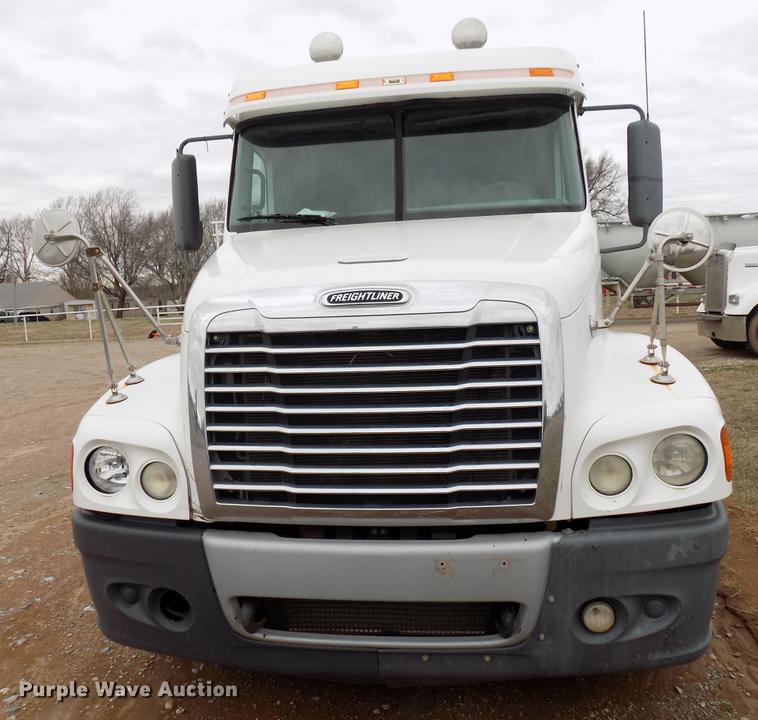 image for item DD3648 2007 Freightliner Century Class semi truck